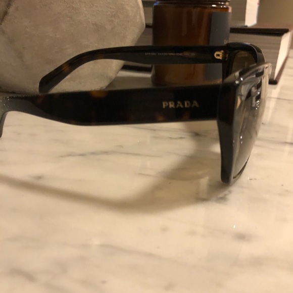 Prada SPR09S Sunglasses - Picture 4 of 6